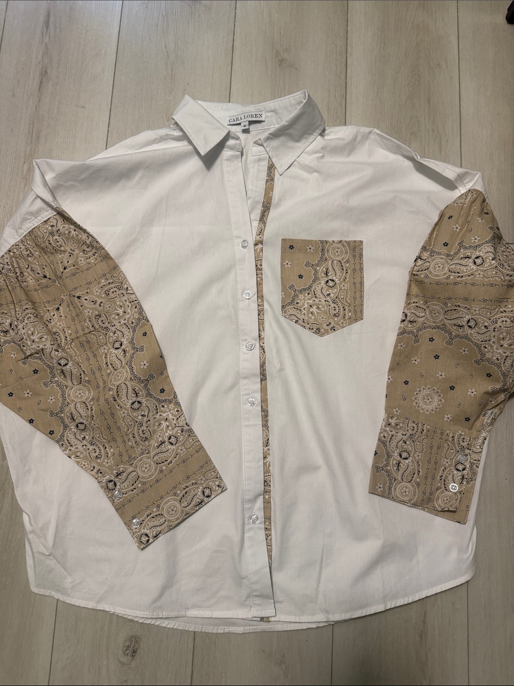 Cara Loren Casual White Button-Up Shirt with Tan Bandana Accents size M